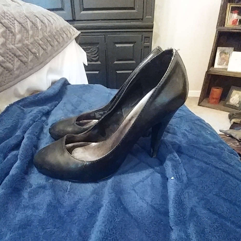 Shoes - Picture 2 of 2
